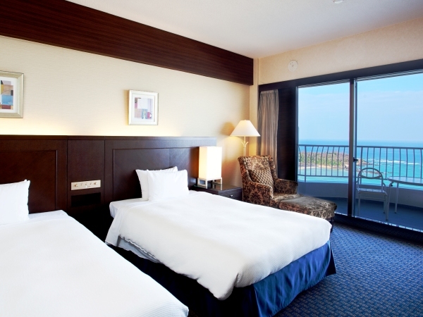 [Western-style room for 1 to 3 people with ocean view] The guest rooms overlook the East China Sea.