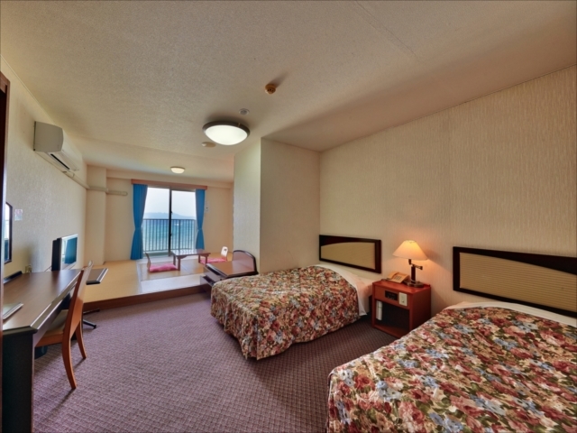 Spacious guest room ♪ The front overlooks the private beach.