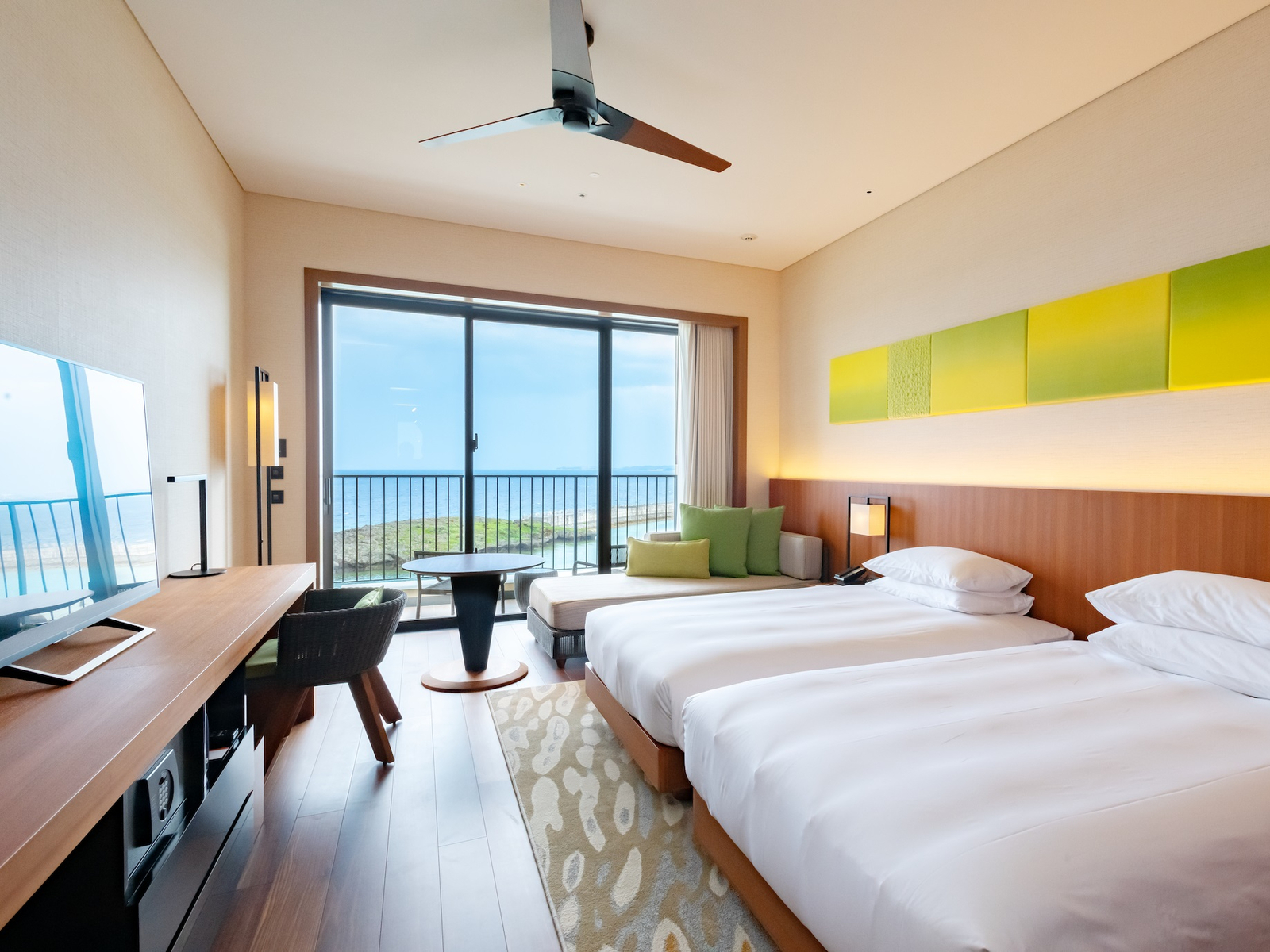 瀬良垣漁港と恩納岳の眺めが楽しめる客室は、オープンエアバルコニー付きのハーバービュー