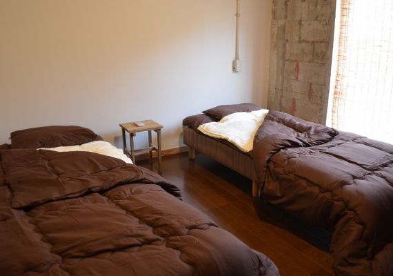 [Bルーム]
洋室ツインのお部屋は４部屋ご用意しております。
各部屋形状が異なるため、ご予約後当方でお部屋を割振りさせていただきます事をご了承お願いいたします。
お部屋にはトイレや浴室はありませんが、施設内に共同のシャワー室・トイレ・洗面所を各２か所用意しております。
エアコンは無料でご利用いただけます。※節電にご協力お願いします。