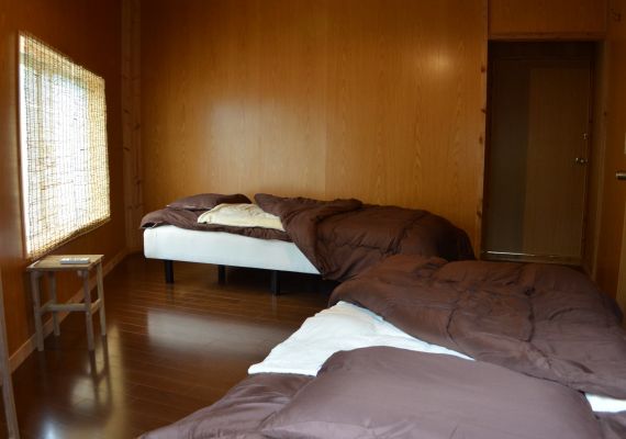 [Dルーム]
洋室ツインのお部屋は４部屋ご用意しております。
各部屋形状が異なるため、ご予約後当方でお部屋を割振りさせていただきます事をご了承お願いいたします。
お部屋にはトイレや浴室はありませんが、施設内に共同のシャワー室・トイレ・洗面所を各２か所用意しております。
エアコンは無料でご利用いただけます。※節電にご協力お願いします。