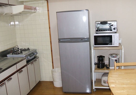 Kitchen and refrigerator comprise. The photograph is for illustrative purposes only.