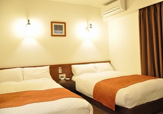 In case of accommodation of 2 adults and 1～2 children, 1 three-quarter bed will be shared