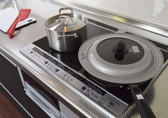 廚房內有平底鍋和湯鍋，可以簡單的烹調，器具和餐具具備齊全。