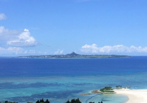 本館從陽台眺望可以觀賞到海洋博紀念公園的翡翠海灘以及伊江島。另外，在好天氣時還可以觀看到伊是名島和伊平屋島的美景。