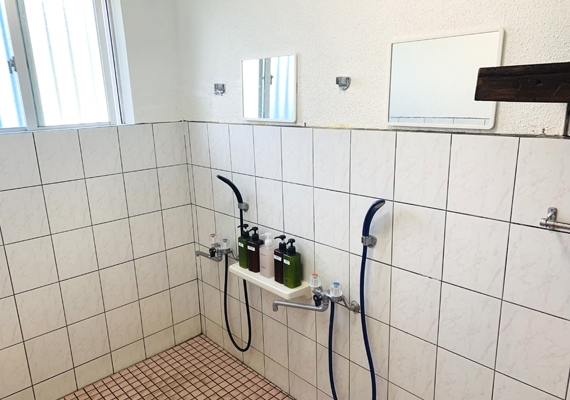 【民宿】共同シャワー室にボディソープ、シャンプー、コンディショナーも完備。
