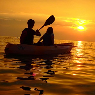 Okinawa/Kadena Romantic Sunset & Mangrove Kayak that you can enjoy as a double ♪《Same-day reservations accepted, 2 years old and up can participate, free photo data, free smartphone case rental, hot shower available》