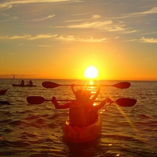 Okinawa/Kadena [Group discount] Save money when 4 or more people participate! Sunset Kayak Tour《Same-day reservations OK, 2 years old and up can participate, free shooting data, free smartphone case rental, hot shower available》