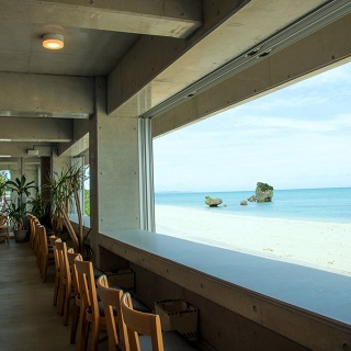 【ビーチに建つ絶景カフェ】沖縄ブルーを眺めながらランチセットやビーチ散策をお楽しみください♪