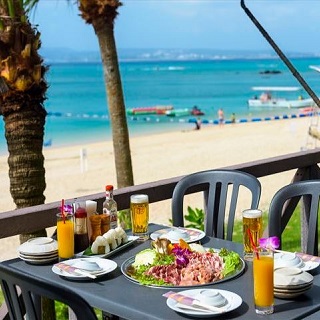 【2023夏】沖繩的海洋體驗！在海灘旁的露台享用午餐燒烤★每人2,750日元起