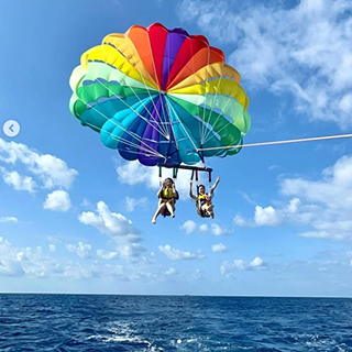 [From Naha] [Parasailing] [5 Daily Departures] [Small Group Plan] Enjoy a Sky Swing Over the Beautiful Blue Ocean!