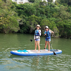 【本島中部・嘉手納出發】沉浸在比謝川紅樹林的森林浴中，體驗SUP之旅 5,800日元。