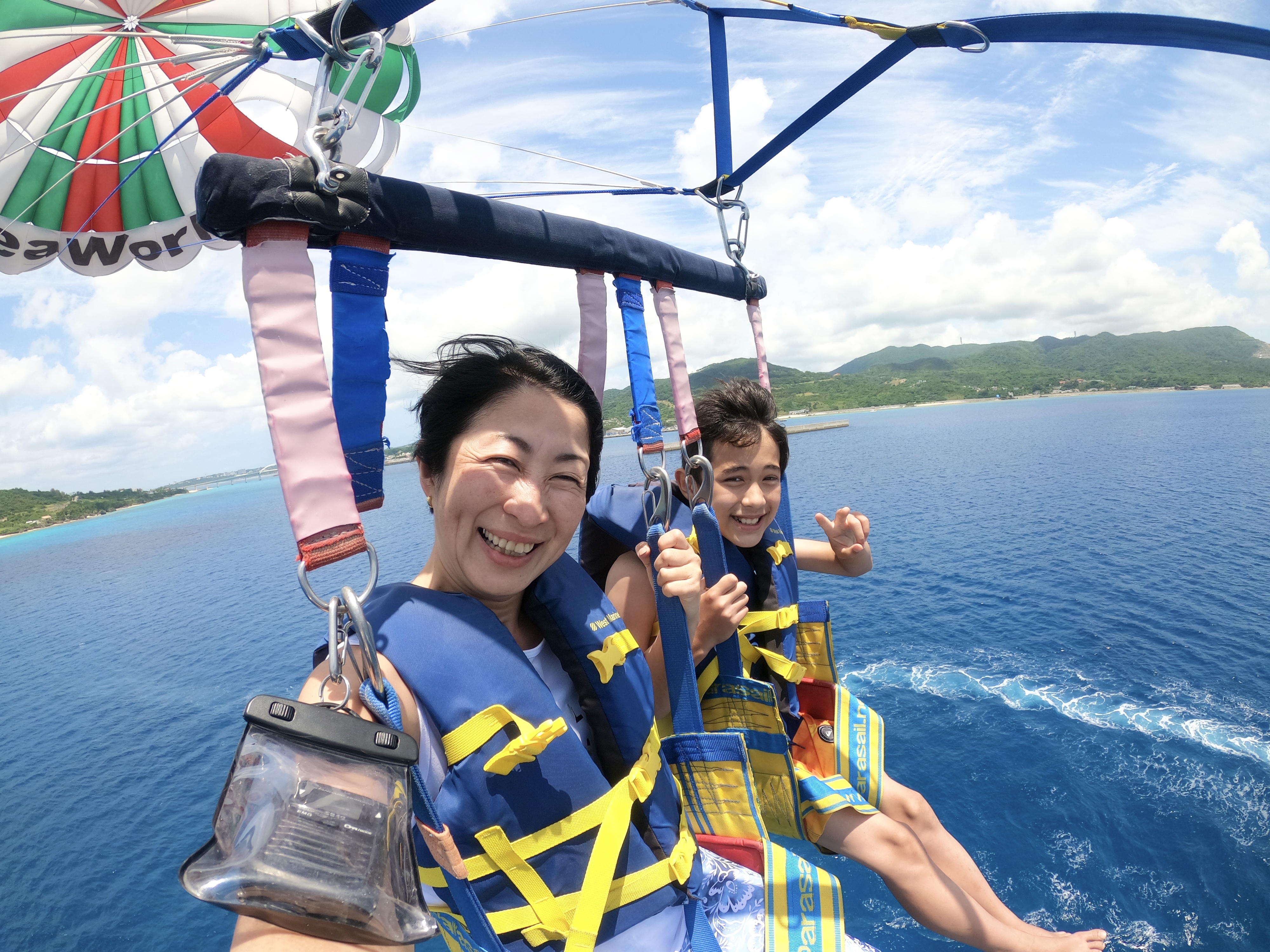 【北部発】美ら海水族館近く！ロープ200ｍ美ら海パラセーリング★4Kカメラ・GoPro無料レンタル＆空撮写真プレゼント★コロナ対策《全国旅行支援地域クーポン対象》