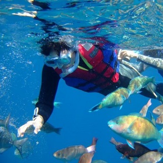 【離美麗海水族館超近！瀨底島】搭船去浮潛！！