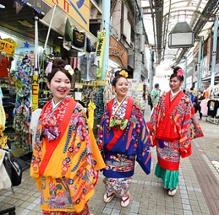 【6万人感谢！ ] 身穿琉球服饰漫步在那霸市街♪ 正宗琉球服饰体验&可长时间租借（赠送发带）