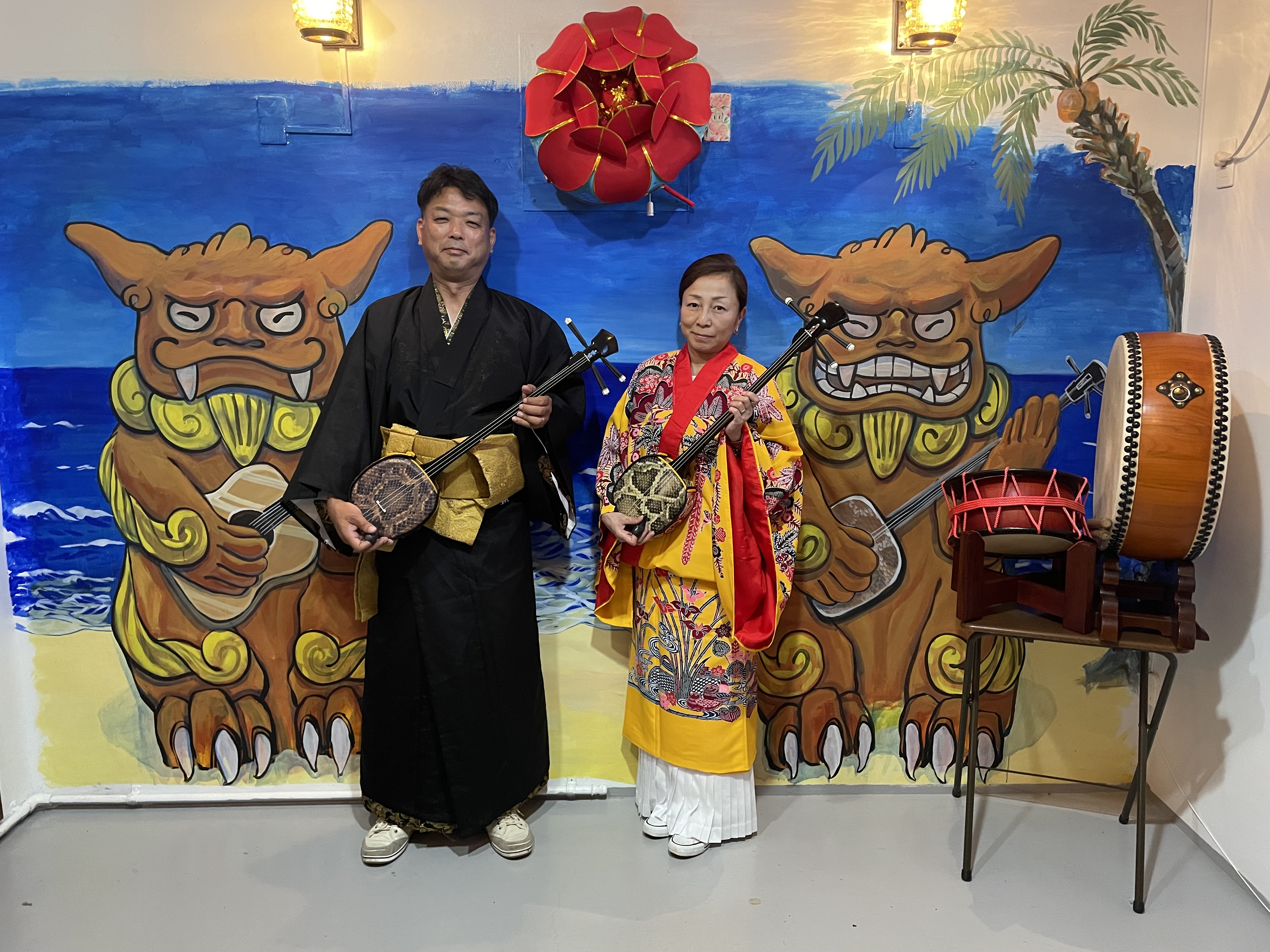  [Near Yui Rail Akamine Station in Naha] Feel free to take your time and experience the sanshin at any time (commemorative photo taken in costume after the experience)