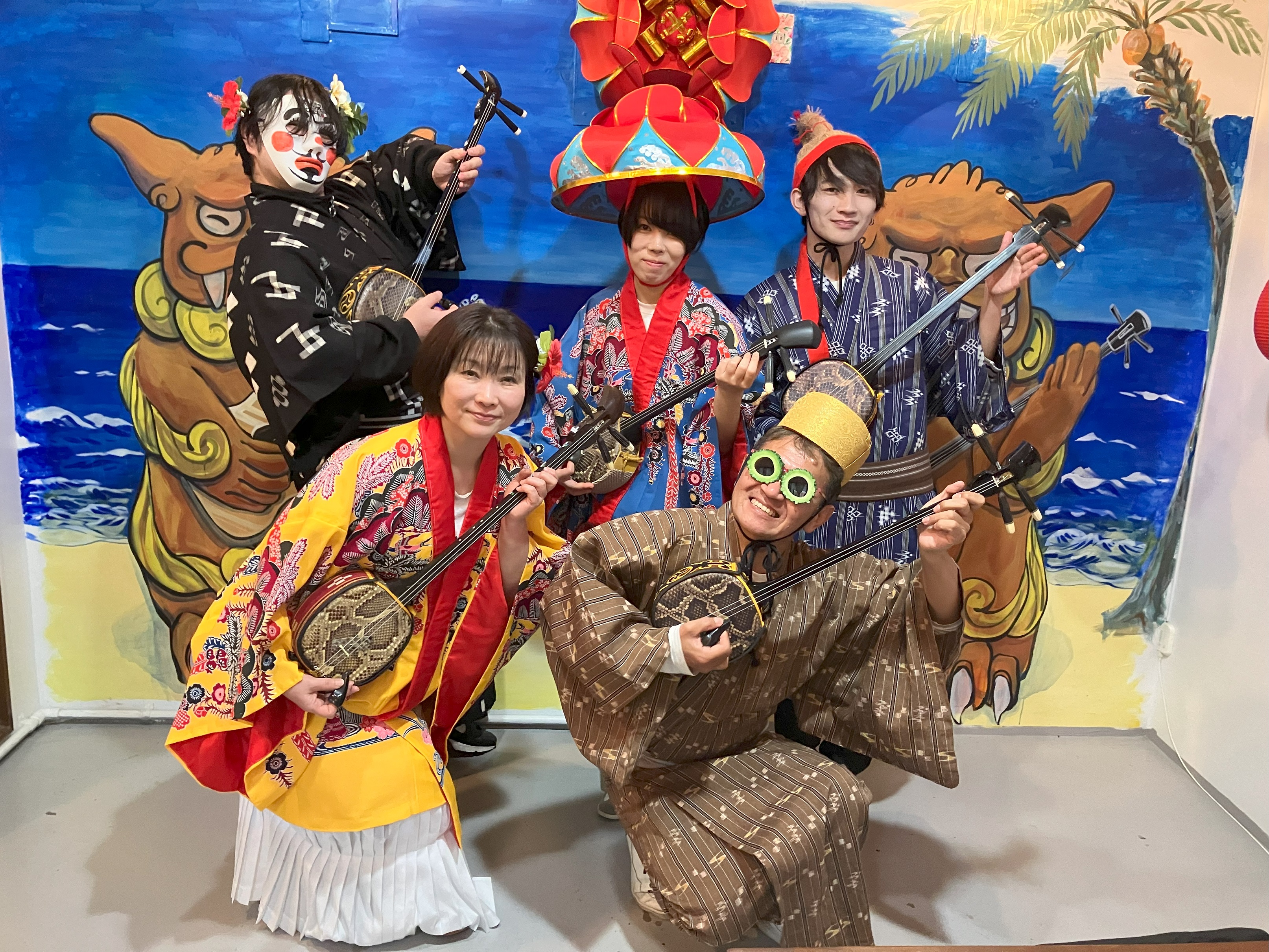  [Near Yui Rail Akamine Station in Naha] Feel free to take your time and experience the sanshin at any time (commemorative photo taken in costume after the experience)