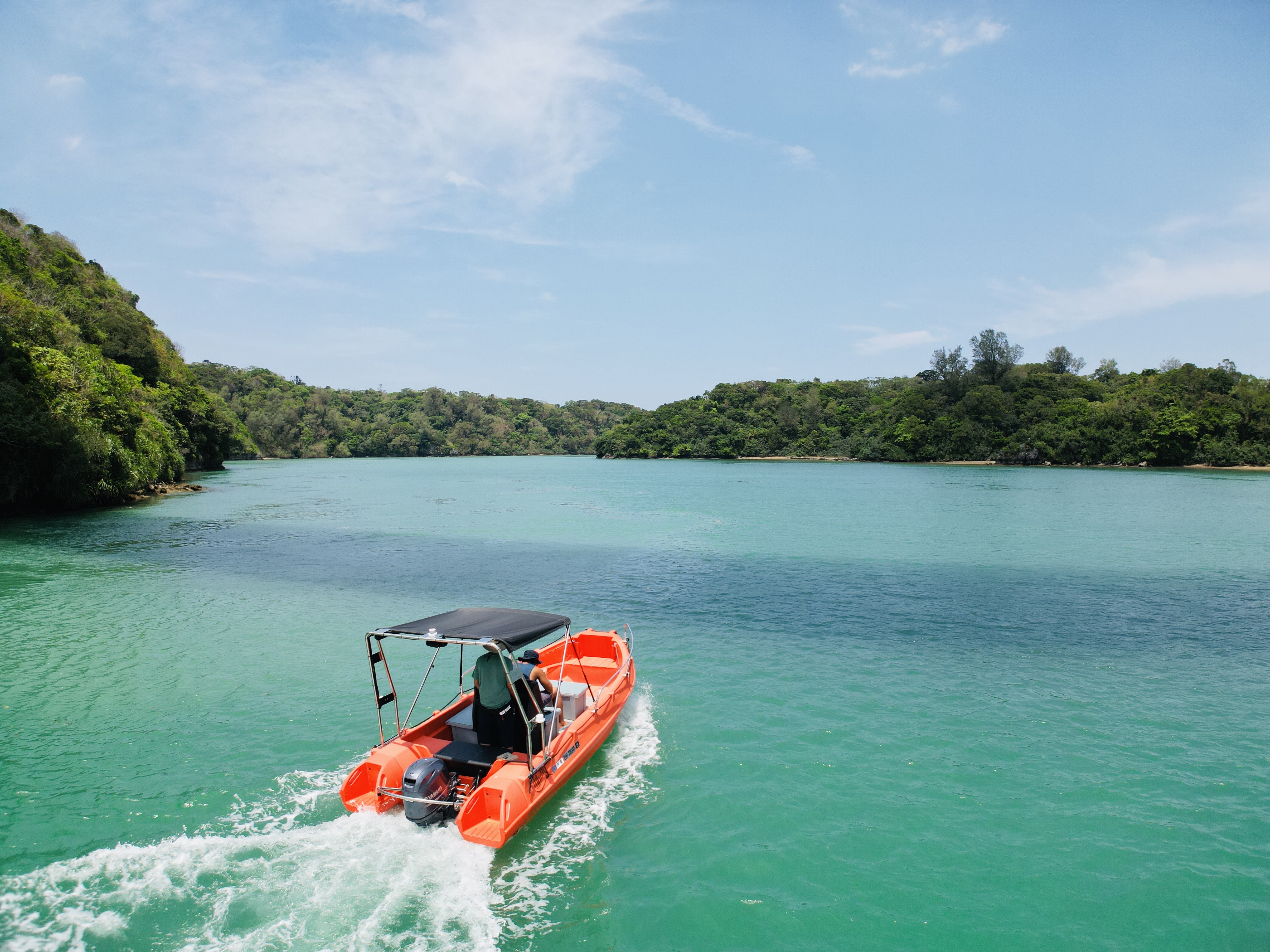 SNSで話題のカフェのアトラクション！Beryl The Ride エメラルドの絶景、ワルミ海峡を満喫しよう！！ 【沖縄・古宇利島・羽地内海・クルージング】