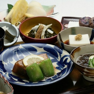 【Ryukyu cuisine】Enjoy Ryukyu dishes watching Ryukyu dances! 