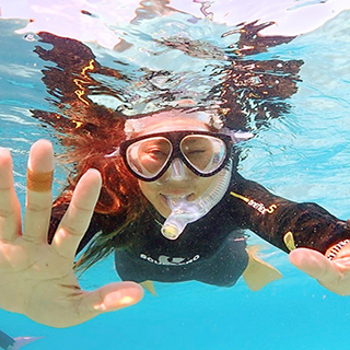 Welcome to the sparkling sea and colorful world of tropical fish! Enjoy a quick and fun half-day snorkeling adventure! <Ishigaki Island>
