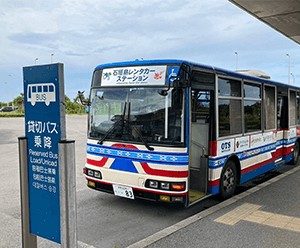 【石垣島レンタカーステーション】が書いてある送迎バスにご乗車ください。