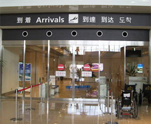 新石垣空港に到着致しましたら、預けている荷物を受け取り、出口から外へ出ます。