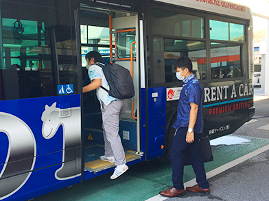 返却後送迎バス乗車イメージ