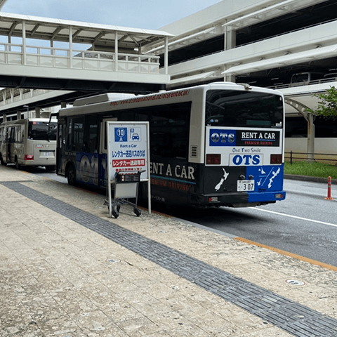 横断歩道を渡って左